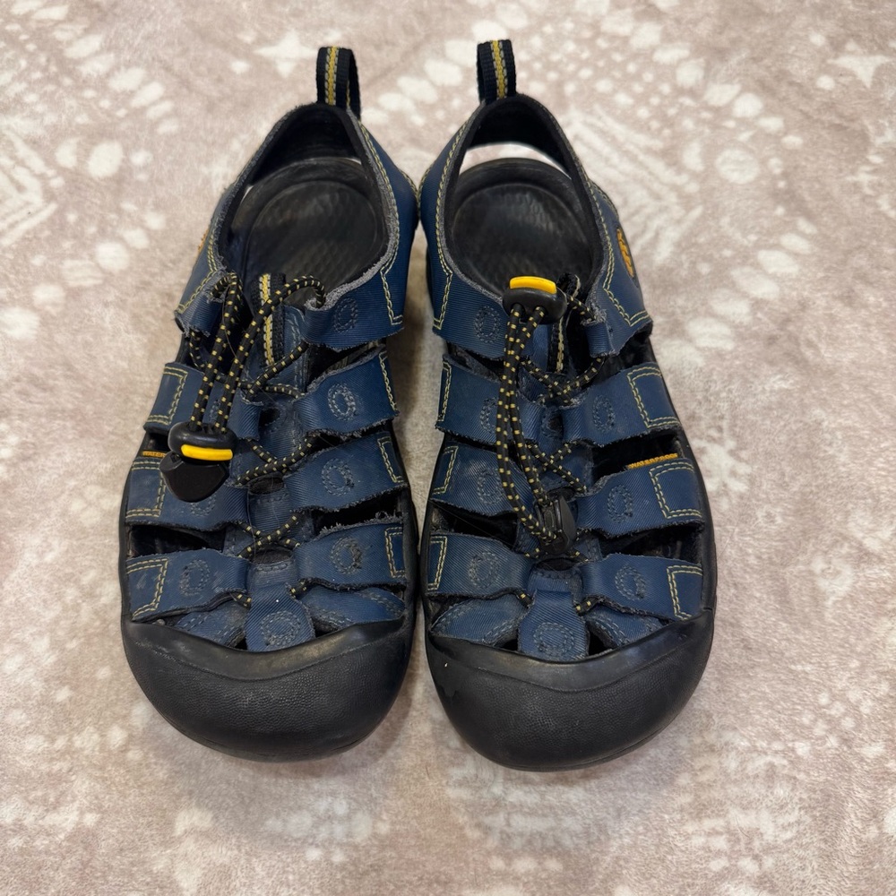 Keen Sandals kids size 4 shoes in black and blue. Great condition